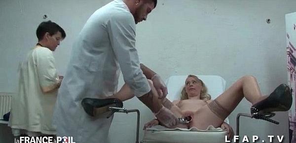  FFM Cougar sodomisee par l assistant chez le gyneco aux gros seins